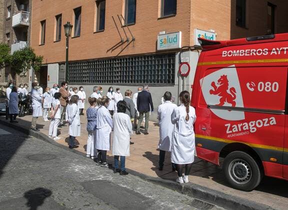 Health workers take part in a tribute in Zaragoza, Spain, to doctor Jose Luis San Martin, the first doctor to die of COVID-19 in the region, 13 April 2020. Spain faces its fifth week of lockdown in a bid to slow down the spread of the pandemic COVID-19 disease caused by the SARS-CoV-2. Tribute to deceased doctor from coronavirus !ACHTUNG: NUR REDAKTIONELLE NUTZUNG!  Copyright: xJavierxCebolladax GRAF127 20200413-637223823541495626