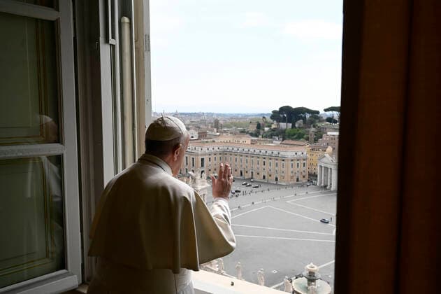 Bilder des Jahres 2020, News 04 April News Themen der Woche KW16 NO FRANCE - NO SWITZERLAND: March 13, 2020: Pope Francis prays from the window of the Apostolic Palace overlooking an empty St.Peter Square. Vatican. EDITORIAL USE ONLY. NOT FOR SALE FOR MARKETING OR ADVERTISING CAMPAIGNS.  Copyright: x VATICANxMEDIAx CPPx xIPAx xCatholicxPressxPhotox