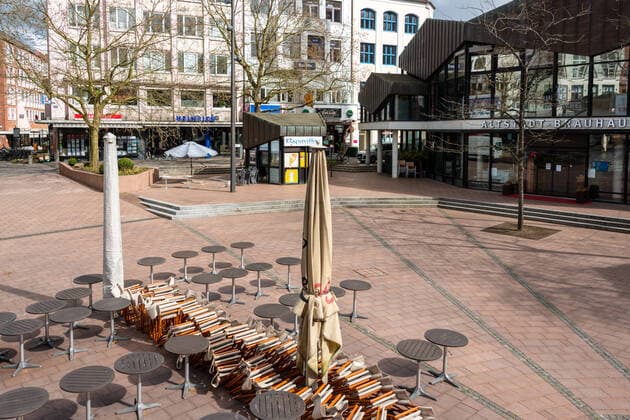 Kiel. Auch über die Ostertage hielten sich die kieler Bürger an die Empfehlung, ihre Wohnung möglichst nicht zu verlassen. Die Innenstadt fast Menschenleer.