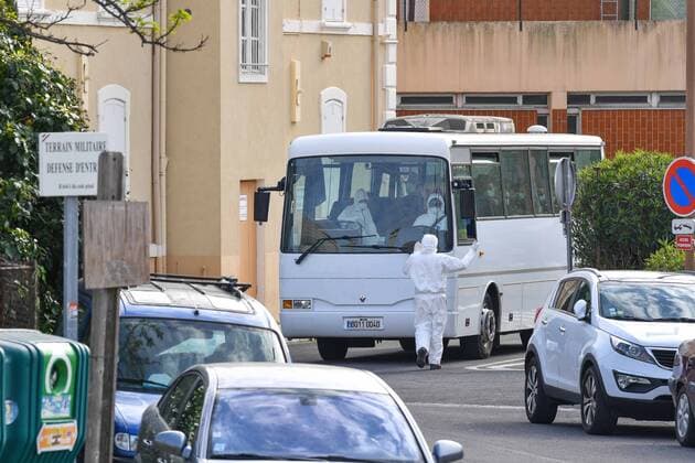 Coronavirus : Le porte avions nucleaire, Charles De Gaulle, de retour a Toulon et ses plus de 1.800 marins ont regagne leur porte d attache de la base navale de Toulon avec onze jours d avance, les 50 malades presents a bord seront transferes a l hopital et tous les autres marins du Charles de Gaulle, du Groupe aerien embarque et de la fregate Chevalier Paul vont etre confines pendant 14 jours. French Carrier Charles de Gaulle Heading Home Amid Suspicion of Covid-19 The French Navy (Marine Nationale) aircraft carrier and flag ship Charles de Gaulle is heading home early following suspicion of several Covid-19 cases among its crew members. NEWS : Crise sanitaire mondiale et la pandemie du Coronavirus Covid19 en France - 13 04 2020 LionelUrman Panoramic 