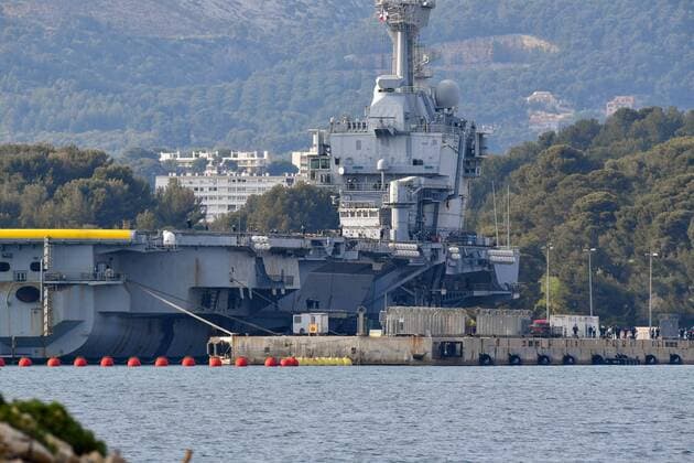 Coronavirus : Le porte avions nucleaire, Charles De Gaulle, de retour a Toulon et ses plus de 1.800 marins ont regagne leur porte d attache de la base navale de Toulon avec onze jours d avance, les 50 malades presents a bord seront transferes a l hopital et tous les autres marins du Charles de Gaulle, du Groupe aerien embarque et de la fregate Chevalier Paul vont etre confines pendant 14 jours. French Carrier Charles de Gaulle Heading Home Amid Suspicion of Covid-19 The French Navy (Marine Nationale) aircraft carrier and flag ship Charles de Gaulle is heading home early following suspicion of several Covid-19 cases among its crew members. NEWS : Crise sanitaire mondiale et la pandemie du Coronavirus Covid19 en France - 13 04 2020 LionelUrman Panoramic 