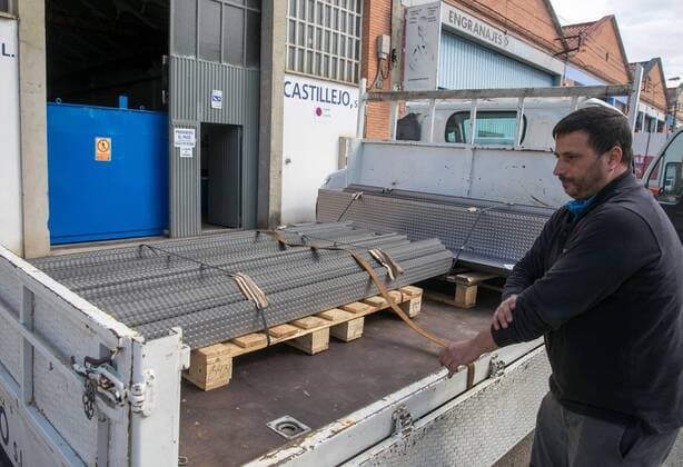 A worker unloads metal sheets in Zaragoza, Spain, 13 April 2020. Central government decided that some non-essential economic activities resume its work from 13 April after two weeks amid the lockdown caused by coronavirus outbreak. Authorities will deliver some 10 million mask until next 15 April. Coronavirus crisis !ACHTUNG: NUR REDAKTIONELLE NUTZUNG!  Copyright: xJavierxCebolladax GRAF168 20200413-637223856160672056