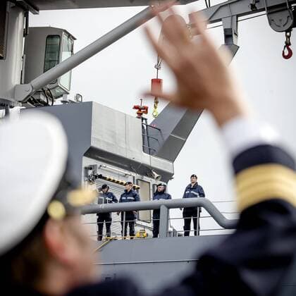 2020-04-13 10:18:11 DEN HELDER - Bemanningsleden van het marineschip Zr.Ms. Karel Doorman worden uitgezwaaid tijdens het vertrek vanuit Den Helder. Defensie zet het schip en de bemanning in het Caribisch Gebied in ter ondersteuning in de coronacrisis. Het schip blijft er voor minimaal drie maanden aan wal. ANP SEM VAN DER WAL  Copyright: xANPxSEMxVANxDERxWALx x409507101x