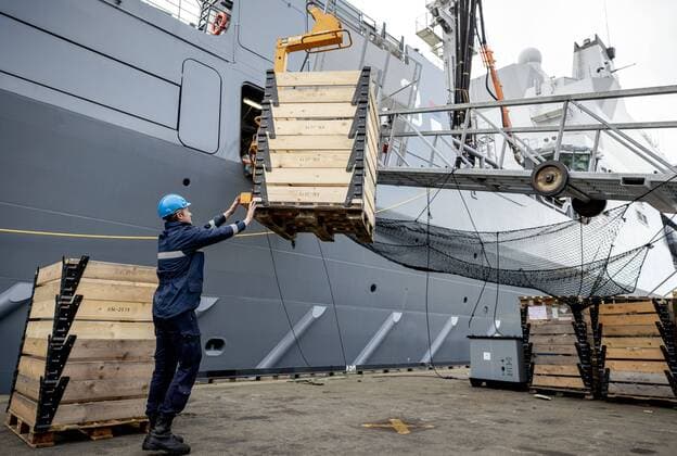 2020-04-13 08:19:54 DEN HELDER - De laatste voorbereidingen worden getroffen bij het marineschip Zr.Ms. Karel Doorman voorafgaand aan het vertrek vanuit Den Helder naar het Caribisch Gebied. Defensie zet het schip en de bemanning in ter ondersteuning in de coronacrisis. Het schip blijft er voor minimaal drie maanden aan wal. ANP SEM VAN DER WAL  Copyright: xANPxSEMxVANxDERxWALx x409507622x