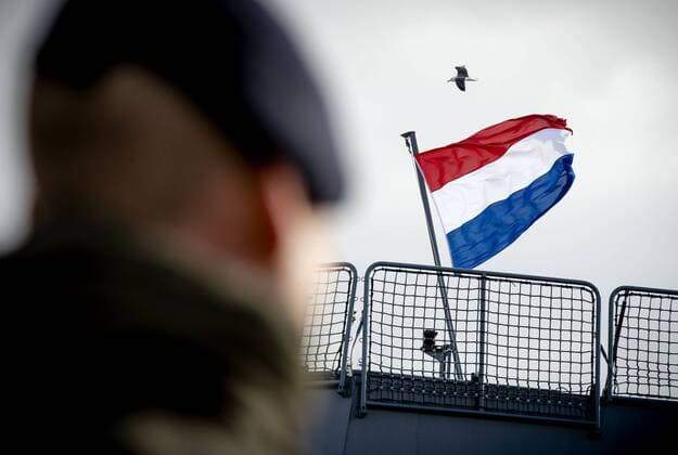 2020-04-13 09:31:18 DEN HELDER - Een manier staat opgesteld bij het marineschip Zr.Ms. Karel Doorman voorafgaand aan het vertrek vanuit Den Helder naar het Caribisch Gebied. Defensie zet het schip en de bemanning in ter ondersteuning in de coronacrisis. Het schip blijft er voor minimaal drie maanden aan wal. ANP SEM VAN DER WAL  Copyright: xANPxSEMxVANxDERxWALx x409508023x