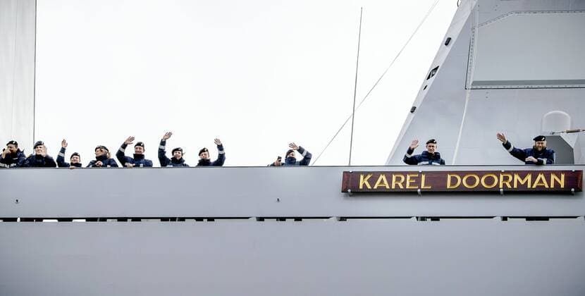 2020-04-13 10:18:45 DEN HELDER - Bemanningsleden van het marineschip Zr.Ms. Karel Doorman zwaaien tijdens het vertrek vanuit Den Helder. Defensie zet het schip en de bemanning in het Caribisch Gebied in ter ondersteuning in de coronacrisis. Het schip blijft er voor minimaal drie maanden aan wal. ANP SEM VAN DER WAL  Copyright: xANPxSEMxVANxDERxWALx x409508056x