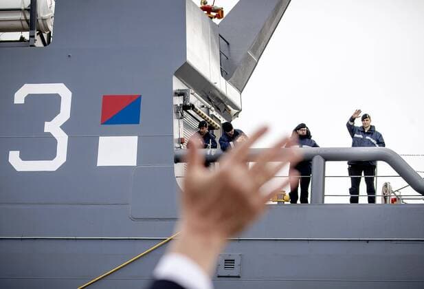 2020-04-13 10:17:17 DEN HELDER - Bemanningsleden van het marineschip Zr.Ms. Karel Doorman worden uitgezwaaid tijdens het vertrek vanuit Den Helder. Defensie zet het schip en de bemanning in het Caribisch Gebied in ter ondersteuning in de coronacrisis. Het schip blijft er voor minimaal drie maanden aan wal. ANP SEM VAN DER WAL  Copyright: xANPxSEMxVANxDERxWALx x409508202x