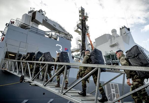2020-04-13 09:34:24 DEN HELDER - Mariniers gaan aan boord van het marineschip Zr.Ms. Karel Doorman voorafgaand aan het vertrek vanuit Den Helder naar het Caribisch Gebied. Defensie zet het schip en de bemanning in ter ondersteuning in de coronacrisis. Het schip blijft er voor minimaal drie maanden aan wal. ANP SEM VAN DER WAL  Copyright: xANPxSEMxVANxDERxWALx x409508274x