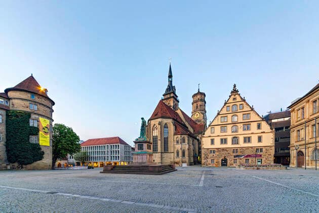DEU, Deutschland, Baden-Württemberg, Stuttgart, 13.04.2020: Shut down in Stuttgart. Das Corona-Virus legt die Landeshauptstadt lahm. Straßen und Plätze sind menschenleer. Schillerplatz mit Stiftskirche und Altes Schloss (links).