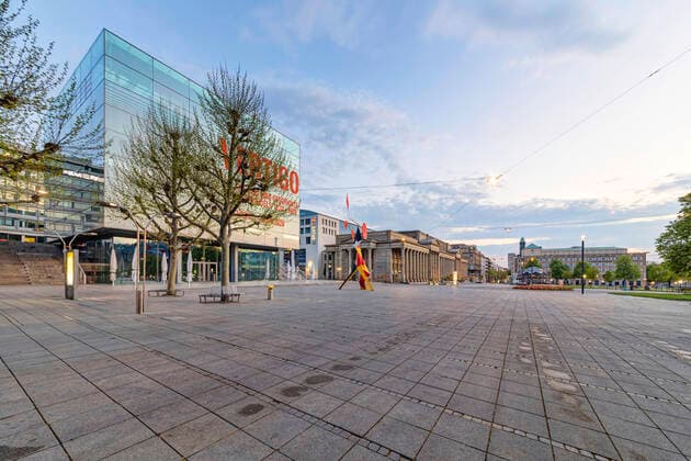 DEU, Deutschland, Baden-Württemberg, Stuttgart, 13.04.2020: Shut down in Stuttgart. Das Corona-Virus legt die Landeshauptstadt lahm. Straßen und Plätze sind menschenleer. Schlossplatz mit Kunstmeuseum und Königsbau.