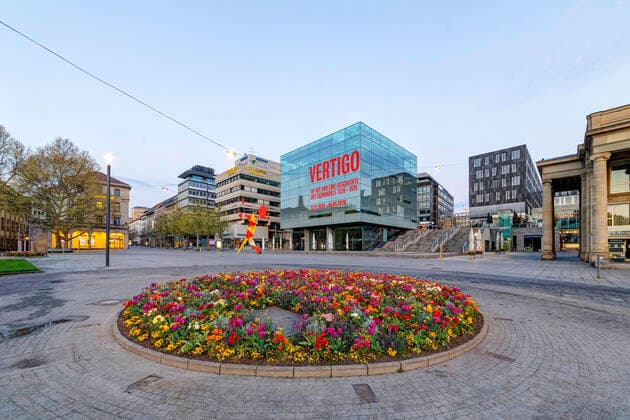 DEU, Deutschland, Baden-Württemberg, Stuttgart, 13.04.2020: Shut down in Stuttgart. Das Corona-Virus legt die Landeshauptstadt lahm. Straßen und Plätze sind menschenleer. Schlossplatz mit Kunstmeuseum und Königsbau.