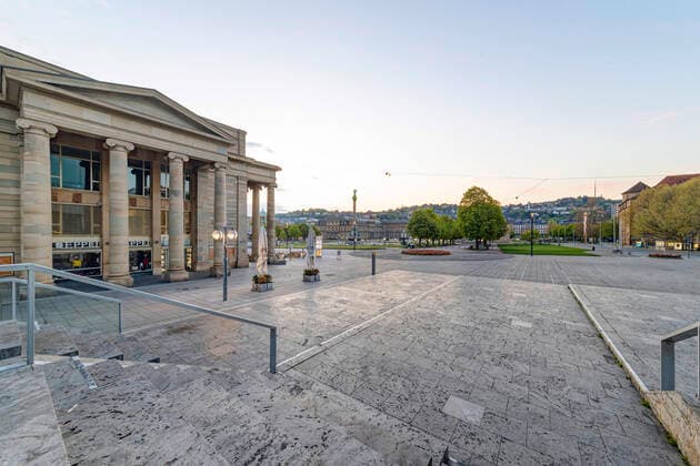 DEU, Deutschland, Baden-Württemberg, Stuttgart, 13.04.2020: Shut down in Stuttgart. Das Corona-Virus legt die Landeshauptstadt lahm. Straßen und Plätze sind menschenleer. Schlossplatz mit Königsbau (links) und Neues Schloss.