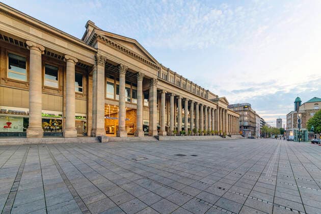 DEU, Deutschland, Baden-Württemberg, Stuttgart, 13.04.2020: Shut down in Stuttgart. Das Corona-Virus legt die Landeshauptstadt lahm. Straßen und Plätze sind menschenleer. Fußgängerzone Königstraße mit Königsbau und Bahnhofsturm (rechts).