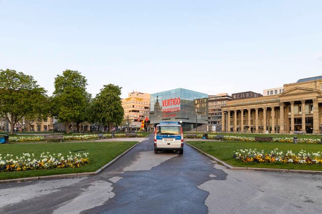 DEU, Deutschland, Baden-Württemberg, Stuttgart, 13.04.2020: Shut down in Stuttgart. Das Corona-Virus legt die Landeshauptstadt lahm. Straßen und Plätze sind menschenleer. Schlossplatz mit Kunstmeuseum und Königsbau.