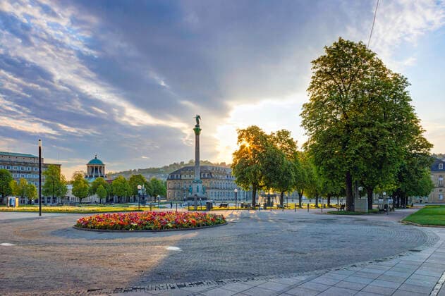 DEU, Deutschland, Baden-Württemberg, Stuttgart, 13.04.2020: Shut down in Stuttgart. Das Corona-Virus legt die Landeshauptstadt lahm. Straßen und Plätze sind menschenleer. Schlossplatz mit Württembergischer Kunstverein (links), Neues Schloss und Jubiläumssäule.