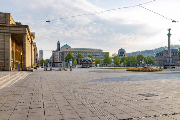 DEU, Deutschland, Baden-Württemberg, Stuttgart, 13.04.2020: Shut down in Stuttgart. Das Corona-Virus legt die Landeshauptstadt lahm. Straßen und Plätze sind menschenleer. Schlossplatz mit Königsbau und Jubiläumssäule..