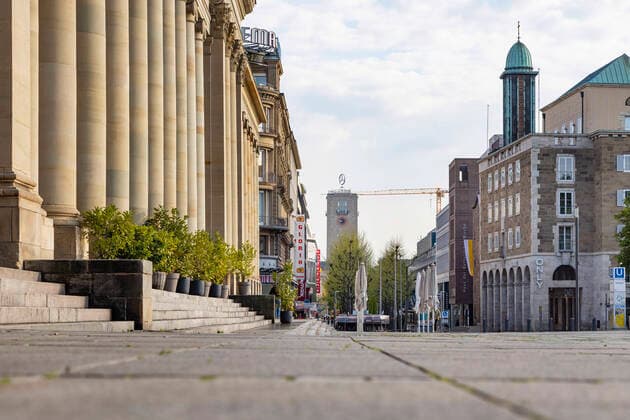 DEU, Deutschland, Baden-Württemberg, Stuttgart, 13.04.2020: Shut down in Stuttgart. Das Corona-Virus legt die Landeshauptstadt lahm. Straßen und Plätze sind menschenleer. Fußgängerzone Königstraße mit Königsbau und Bahnhofsturm.