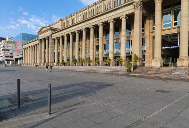 DEU, Deutschland, Baden-Württemberg, Stuttgart, 13.04.2020: Shut down in Stuttgart. Das Corona-Virus legt die Landeshauptstadt lahm. Straßen und Plätze sind menschenleer. Fußgängerzone Königstraße mit Königsbau und Kunstmuseum.