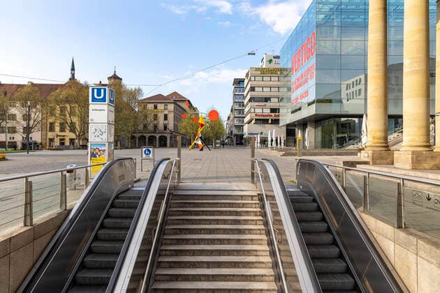 DEU, Deutschland, Baden-Württemberg, Stuttgart, 13.04.2020: Shut down in Stuttgart. Das Corona-Virus legt die Landeshauptstadt lahm. Straßen und Plätze sind menschenleer. Schlossplatz mit Kunstmeuseum und Königsbau.