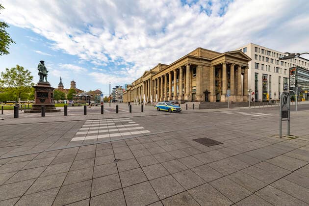DEU, Deutschland, Baden-Württemberg, Stuttgart, 13.04.2020: Shut down in Stuttgart. Das Corona-Virus legt die Landeshauptstadt lahm. Straßen und Plätze sind menschenleer. Fußgängerzone Königstraße mit Königsbau. Links die beiden Türme der Stiftskirche.
