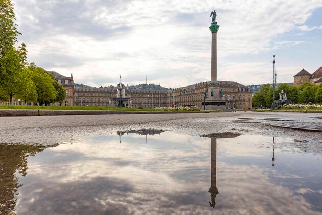 DEU, Deutschland, Baden-Württemberg, Stuttgart, 13.04.2020: Shut down in Stuttgart. Das Corona-Virus legt die Landeshauptstadt lahm. Straßen und Plätze sind menschenleer. Schlossplatz mit Jubiläumssäule und Neues Schlosse. Rechts Altes Schloss.