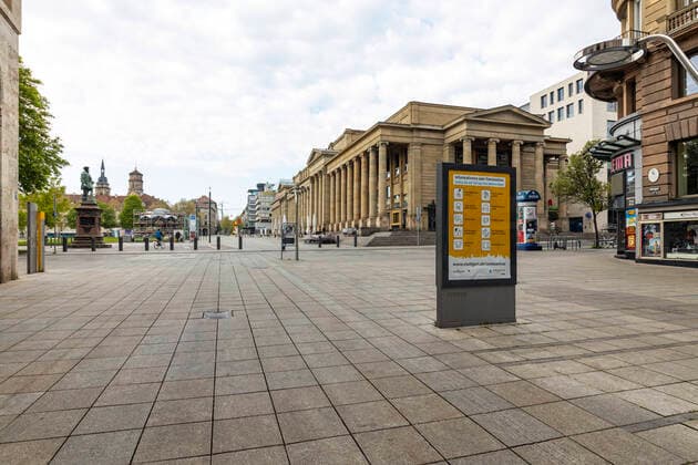 DEU, Deutschland, Baden-Württemberg, Stuttgart, 13.04.2020: Shut down in Stuttgart. Das Corona-Virus legt die Landeshauptstadt lahm. Straßen und Plätze sind menschenleer. Fußgängerzone Königstraße mit Königsbau. Links die beiden Türme der Stiftskirche.