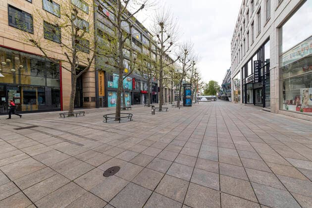 DEU, Deutschland, Baden-Württemberg, Stuttgart, 13.04.2020: Shut down in Stuttgart. Das Corona-Virus legt die Landeshauptstadt lahm. Straßen und Plätze sind menschenleer. Fußgängerzone Königstraße mit geschlossenen Geschäften.
