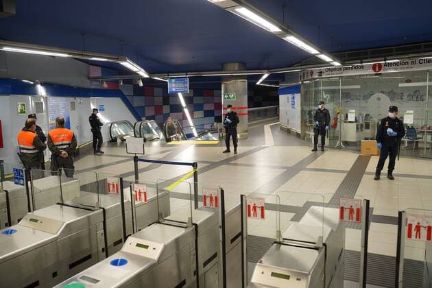 A police officer gives out free protective face masks during the lockdown amid the coronavirus disease COVID 19 outbreak in Madrid, Spain, April 13, 2020 Cordon Press
