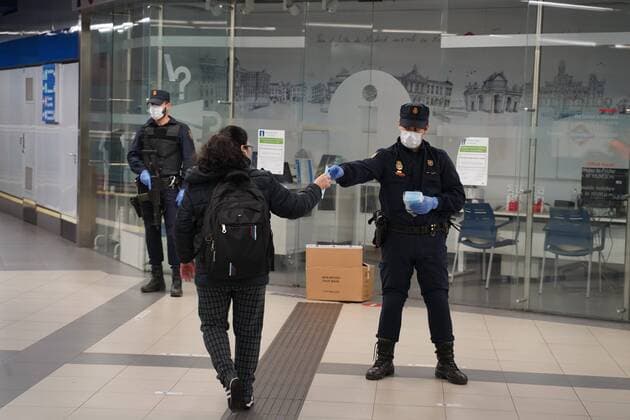 A police officer gives out free protective face masks during the lockdown amid the coronavirus disease COVID 19 outbreak in Madrid, Spain, April 13, 2020 Cordon Press