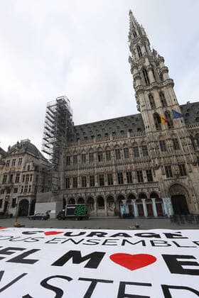 (200413) -- BRUSSELS, April 13, 2020 -- A poster advocating courage and solidarity in the fight against COVID-19 is seen at the Grand Place in Brussels, Belgium, April 13, 2020. The number of confirmed COVID-19 cases in Belgium has increased from 29,647 to 30,589 by Monday morning with 3,903 deaths, according to the latest figures from Belgian health authorities. ) BELGIUM-BRUSSELS-CORONAVIRUS-SUPPORT-POSTER ZhengxHuansong 