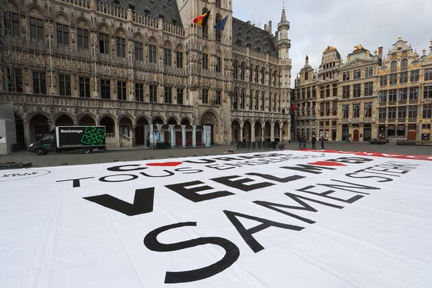 (200413) -- BRUSSELS, April 13, 2020 -- A poster advocating courage and solidarity in the fight against COVID-19 is seen at the Grand Place in Brussels, Belgium, April 13, 2020. The number of confirmed COVID-19 cases in Belgium has increased from 29,647 to 30,589 by Monday morning with 3,903 deaths, according to the latest figures from Belgian health authorities. ) BELGIUM-BRUSSELS-CORONAVIRUS-SUPPORT-POSTER ZhengxHuansong 