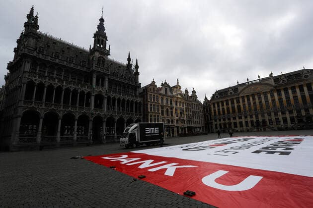 (200413) -- BRUSSELS, April 13, 2020 -- A poster advocating courage and solidarity in the fight against COVID-19 is seen at the Grand Place in Brussels, Belgium, April 13, 2020. The number of confirmed COVID-19 cases in Belgium has increased from 29,647 to 30,589 by Monday morning with 3,903 deaths, according to the latest figures from Belgian health authorities. ) BELGIUM-BRUSSELS-CORONAVIRUS-SUPPORT-POSTER ZhengxHuansong 