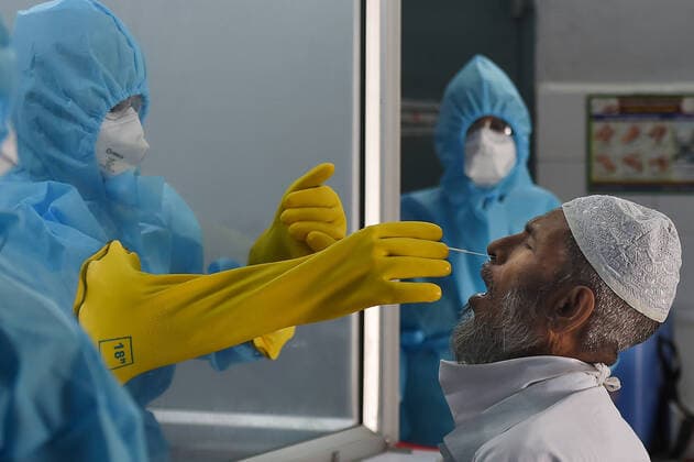 (200413) -- CHENNAI, April 13, 2020 (Xinhua) -- A health worker wearing protective suit collects a swab from a suspected COVID-19 patient at a hospital in Chennai, the capital city of India s southern state of Tamil Nadu, April 13, 2020. India s federal health ministry Monday evening said the death toll due to COVID-19 in India rose to 324 and the total number of confirmed cases in the country reached 9,352. (Str Xinhua) INDIA-CHENNAI-CORONAVIRUS 