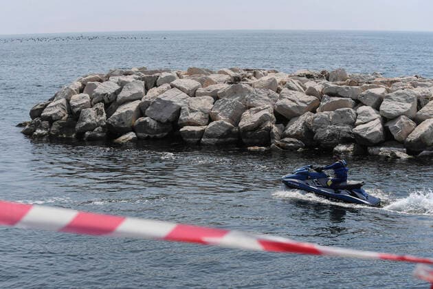 Police officers use water jet for check, in a sea bay Naples, as Italy remains on lockdown to try and combat the spread of the coronavirus disease (COVID-19).  Copyright: xSalvatorexLaportax xIPAx xKontrolabx