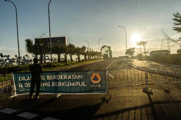 April 13, 2020, Makassar, South Sulawesi, Indonesia: Makassar City Civil Service Police Unit guards on the road which is access to the tourist attractions which are now closed during the Covid-19 pandemic. The Indonesian government reported that until Monday the number of Covid-19 sufferers was 4,557, with 399 reported dead. Makassar Indonesia - ZUMAb223 20200413_zip_b223_014 Copyright: xHerwinxBaharx