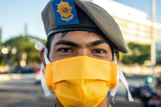 April 13, 2020, Makassar, South Sulawesi, Indonesia: Makassar City Civil Service Police Unit personnel wearing masks took to the streets urging the public to obey Indonesian government regulations during the Covid-19 pandemic by wearing masks while on the road and staying at home if there was no urgent need. The Indonesian government reported that until Monday the number of Covid-19 sufferers was 4,557, with 399 reported dead. Makassar Indonesia - ZUMAb223 20200413_zip_b223_016 Copyright: xHerwinxBaharx