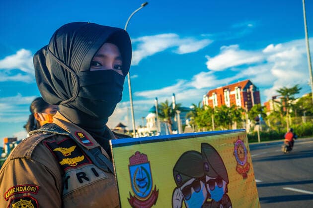 April 13, 2020, Makassar, South Sulawesi, Indonesia: Makassar City Civil Service Police Unit personnel wearing masks took to the streets urging the public to obey Indonesian government regulations during the Covid-19 pandemic by wearing masks while on the road and staying at home if there was no urgent need. The Indonesian government reported that until Monday the number of Covid-19 sufferers was 4,557, with 399 reported dead. Makassar Indonesia - ZUMAb223 20200413_zip_b223_018 Copyright: xHerwinxBaharx