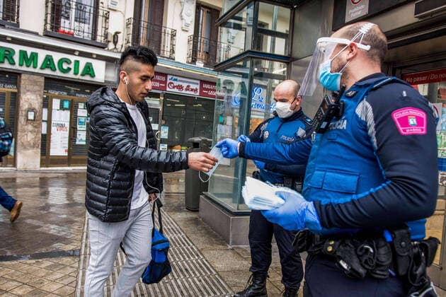April 13, 2020, Madrid, Spain: Police officers distribute face masks at the Embajadores Station in Madrid..Some companies were set to resume operations at the end of the two-week halt of all non-essential activities amid a national lockdown to stop the spread of the COVID-19 coronavirus. More than 15,000 people are reported to have died in Spain due to the COVID-19 outbreak, although the country has reported a decline in the daily number of deaths. Madrid Spain - ZUMAs197 20200413_zaa_s197_057 Copyright: xBraisxG.xRoucox