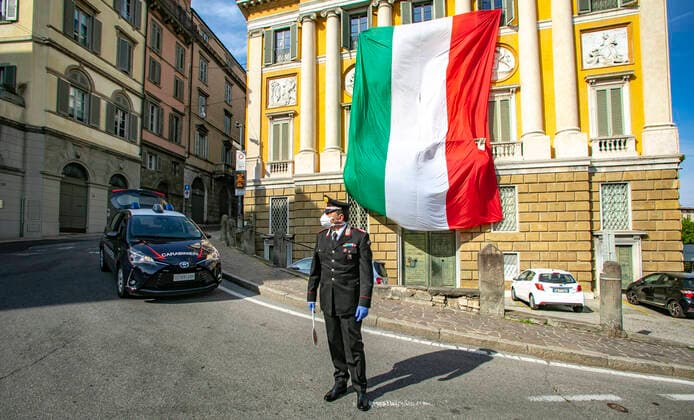 Bergamo Coronavirus - Carabinieri checkpoint on Viale delle Mura (Foto Sergio Agazzi Fotogramma, Bergamo - 2020-04-13) p.s. la foto e utilizzabile nel rispetto del contesto in cui e stata scattata, e senza intento diffamatorio del decoro delle persone rappresentate  Copyright: xFotox SergioxAgazzix xFOTOGRAMMAx