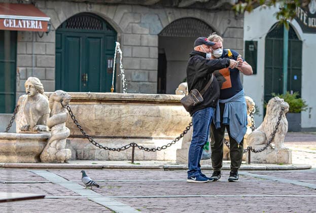 Bergamo Coronavirus - two tourists in Piazza Vecchia (Foto Sergio Agazzi Fotogramma, Bergamo - 2020-04-13) p.s. la foto e utilizzabile nel rispetto del contesto in cui e stata scattata, e senza intento diffamatorio del decoro delle persone rappresentate  Copyright: xFotox SergioxAgazzix xFOTOGRAMMAx