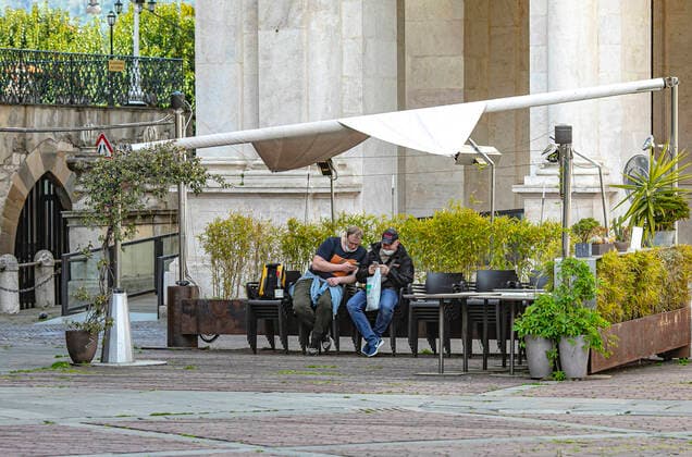 Bergamo Coronavirus - two tourists in Piazza Vecchia (Foto Sergio Agazzi Fotogramma, Bergamo - 2020-04-13) p.s. la foto e utilizzabile nel rispetto del contesto in cui e stata scattata, e senza intento diffamatorio del decoro delle persone rappresentate  Copyright: xFotox SergioxAgazzix xFOTOGRAMMAx