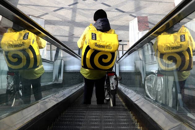 MOSCOW, RUSSIA - APRIL 13, 2020: A food delivery worker on an escalator at the approach to Bogdan Khmelnitsky pedestrian bridge in central Moscow during the pandemic of the novel coronavirus disease (COVID-19). Moscow has been on lockdown in connection with the pandemic since 30 March 2020. At the end of March, the Russian government announced a paid period off work for employed people and school holidays, which are expected to last till the end of April. As of 12 April 2020, Russia has reported more 18,300 confirmed cases of the novel coronavirus infection, with more than 11,500 confirmed cases in Moscow. Sergei Fadeichev TASS  TS0D5946