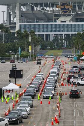 April 13, 2020, Miami, Fl, USA: People lineup in their cars as they arrive to a COVID-19 drive-thru testing center near the Hard Rock Stadium in Miami Gardens, Florida on Monday, April 13, 2020. The Florida Army National Guard set up the center and is now expanding its testing criteria to include anyone with COVID-19 symptoms. Miami USA - ZUMAm67_ 20200413_zaf_m67_017 Copyright: xMatiasxJ.xOcnerx