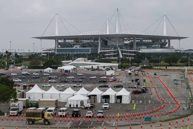 April 13, 2020, Miami, Fl, USA: People lineup in their cars as they arrive to a COVID-19 drive-thru testing center near the Hard Rock Stadium in Miami Gardens, Florida on Monday, April 13, 2020. The Florida Army National Guard set up the center and is now expanding its testing criteria to include anyone with COVID-19 symptoms. Miami USA - ZUMAm67_ 20200413_zaf_m67_018 Copyright: xMatiasxJ.xOcnerx