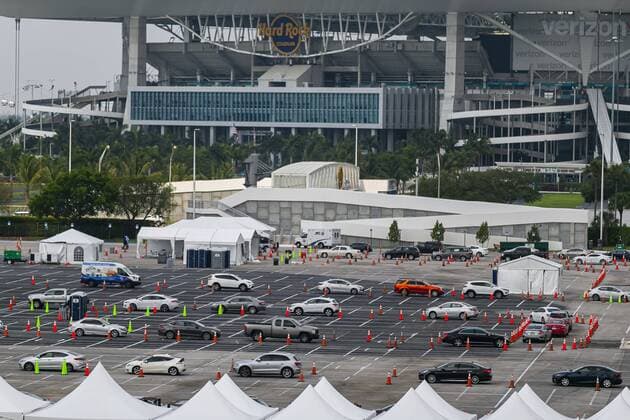 April 13, 2020, Miami, Fl, USA: People lineup in their cars as they arrive to a COVID-19 drive-thru testing center near the Hard Rock Stadium in Miami Gardens, Florida on Monday, April 13, 2020. The Florida Army National Guard set up the center and is now expanding its testing criteria to include anyone with COVID-19 symptoms. Miami USA - ZUMAm67_ 20200413_zaf_m67_021 Copyright: xMatiasxJ.xOcnerx