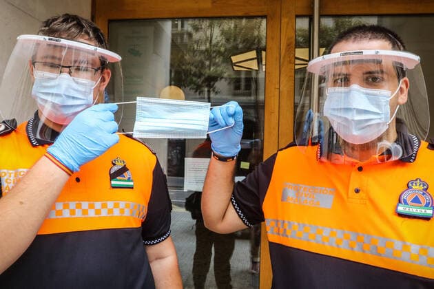 April 13, 2020: 13 April 2020 (Malaga) Distribution of masks in Malaga after the end of economic hibernation. Civil Protection Forces and State Security Bodies and Forces Begin to Distribute 372,000 Government Masks at Suburban, Urban and Interurban Transportation Stations - ZUMAc161 20200413_zap_c161_017 Copyright: xLorenzoxCarnerox