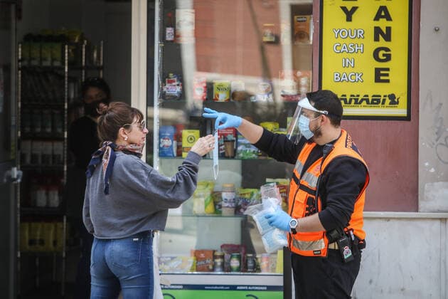 April 13, 2020: 13 April 2020 (Malaga) Distribution of masks in Malaga after the end of economic hibernation. Civil Protection Forces and State Security Bodies and Forces Begin to Distribute 372,000 Government Masks at Suburban, Urban and Interurban Transportation Stations - ZUMAc161 20200413_zap_c161_021 Copyright: xLorenzoxCarnerox