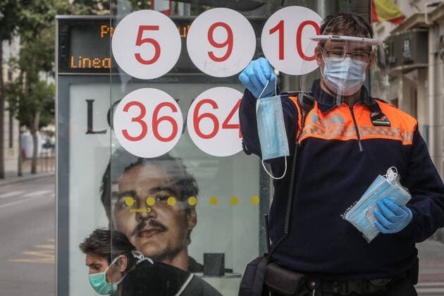 April 13, 2020: 13 April 2020 (Malaga) Distribution of masks in Malaga after the end of economic hibernation. Civil Protection Forces and State Security Bodies and Forces Begin to Distribute 372,000 Government Masks at Suburban, Urban and Interurban Transportation Stations - ZUMAc161 20200413_zap_c161_026 Copyright: xLorenzoxCarnerox