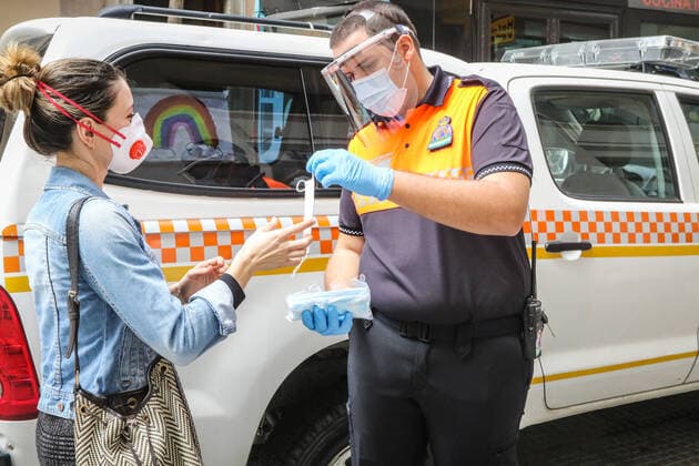 April 13, 2020: 13 April 2020 (Malaga) Distribution of masks in Malaga after the end of economic hibernation. Civil Protection Forces and State Security Bodies and Forces Begin to Distribute 372,000 Government Masks at Suburban, Urban and Interurban Transportation Stations - ZUMAc161 20200413_zap_c161_028 Copyright: xLorenzoxCarnerox