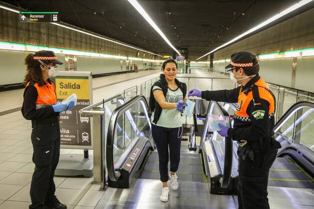April 13, 2020: 13 April 2020 (Malaga) Distribution of masks in Malaga after the end of economic hibernation. Civil Protection Forces and State Security Bodies and Forces Begin to Distribute 372,000 Government Masks at Suburban, Urban and Interurban Transportation Stations - ZUMAc161 20200413_zap_c161_036 Copyright: xLorenzoxCarnerox